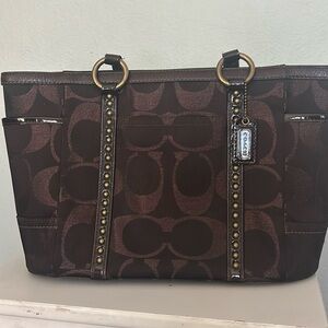 Coach tote bag. Color brown. great condition.